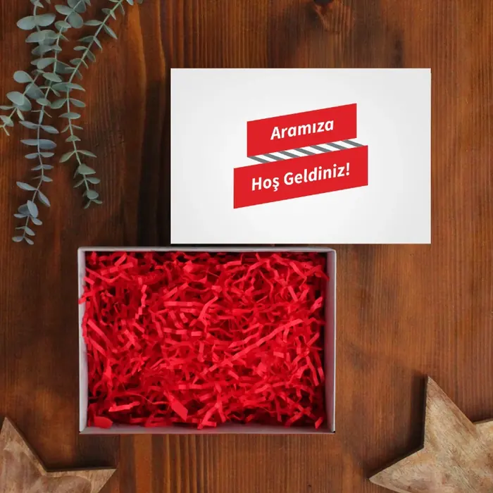 Mini Beyaz Kutu Üstü Logo Baskı — 25x16x10 cm Boyutunda 350 gr mat selefon kağıt malzemesinden oluşturulan beyaz renk kutu…