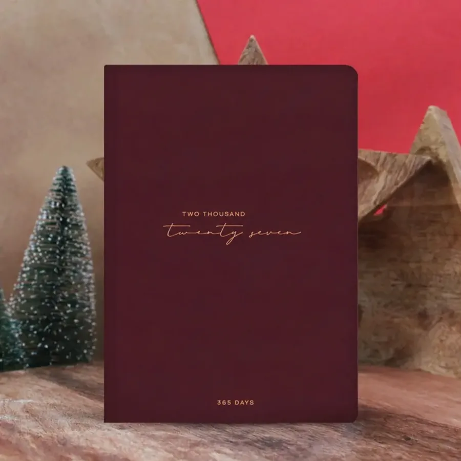 Bordo Matt Notebook Two Thousand 2027 Yılı — 15x22 cm yaldız baskılı iç sayfaları çizgili tarihli ajanda