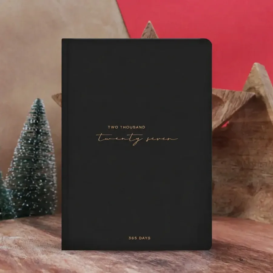 Siyah Matt Notebook Two Thousand 2027 Yılı — 15x22 cm yaldız baskılı iç sayfaları çizgili tarihli ajanda