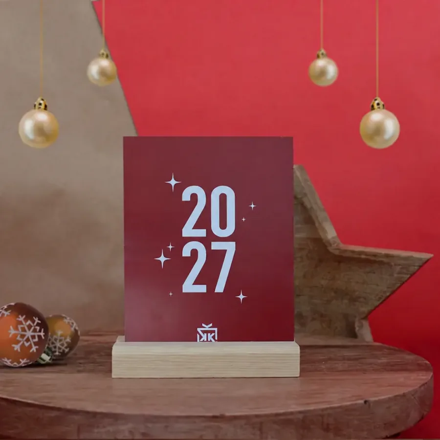 2027'in Renkleri Masa Takvimi — 10x14cm ahşap altlıklı ayaklı takvim. 13 sayfadan oluşmaktadır
