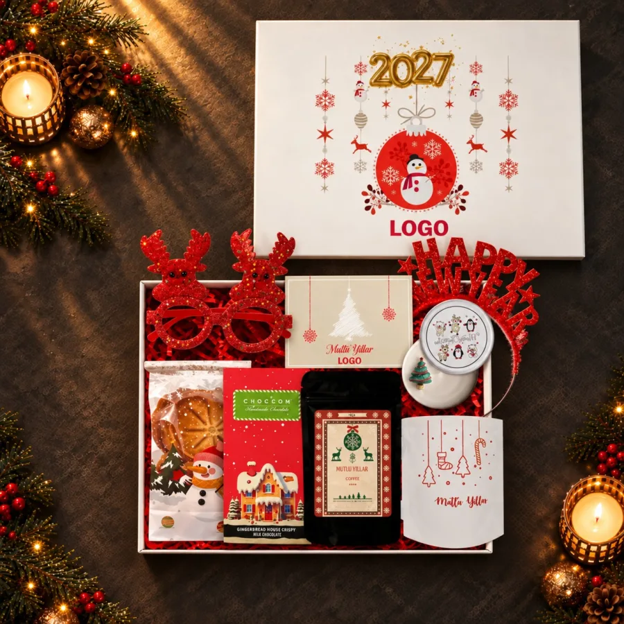 Parti Temalı Yılbaşı Kutusu: Gözlük, Taç, Mum, Kupa — 30*24*10 Cm Logo baskılı & Zigzag kağıtlı Kutu,Kış çayı, Sağlıklı Atışrmalık,50 gr Filtre…