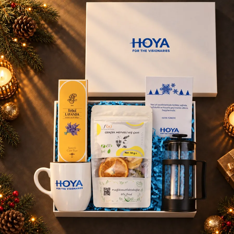 French Press ve Kupalı Yılbaşı Kutusu: Kış Çayı, Lavanta — 30x24x10cm Beyaz Amerikan Bristol & Kutu Üzeri UV Baskı & Kutu İçi Zigzag, 350ml Siyah…