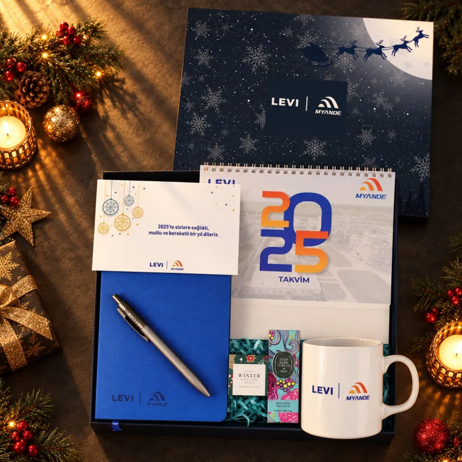 Masa Takvimli Yılbaşı Kutusu: Deri Defter, Kupa, Kolonya — 30x24x10cm Konsept Kutu Yılbaşı Kutusu & Üzeri Sticker Logo & Kutu içi Zigzag Kağıt, Logo…