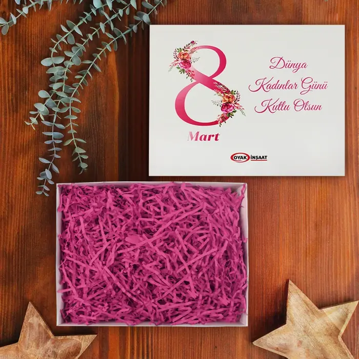 Beyaz Kutu Üstü Logo Baskısı — 30x24x10 cm Boyutunda 350 gr mat selefon kağıt malzemesinden oluşturulan beyaz renk kutu…