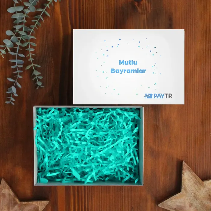 Mini Beyaz Kutu Üstü Logo Baskı — 25x16x10 cm Boyutunda 350 gr mat selefon kağıt malzemesinden oluşturulan beyaz renk kutu…