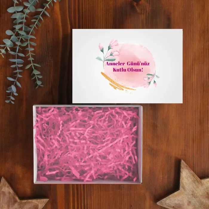 Mini Beyaz Kutu Üstü Logo Baskı — 25x16x10 cm Boyutunda 350 gr mat selefon kağıt malzemesinden oluşturulan beyaz renk kutu…