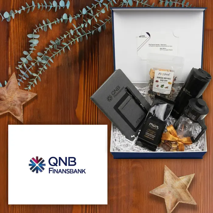 QNB Finansbank — 30x24x10 cm Mıknatıslı Mukavva Kutu & Kutu İçi Zigzag Kağıt, Firma Logosu ve İsme Özel…