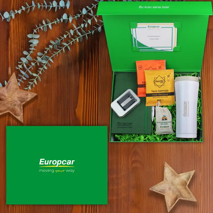 Europcar — 30x24x10 cm Mıknatıslı Mukavva Kutu & Kutu İçi Zigzag Kağıt, Logo Baskılı Yeşil Termoderi…