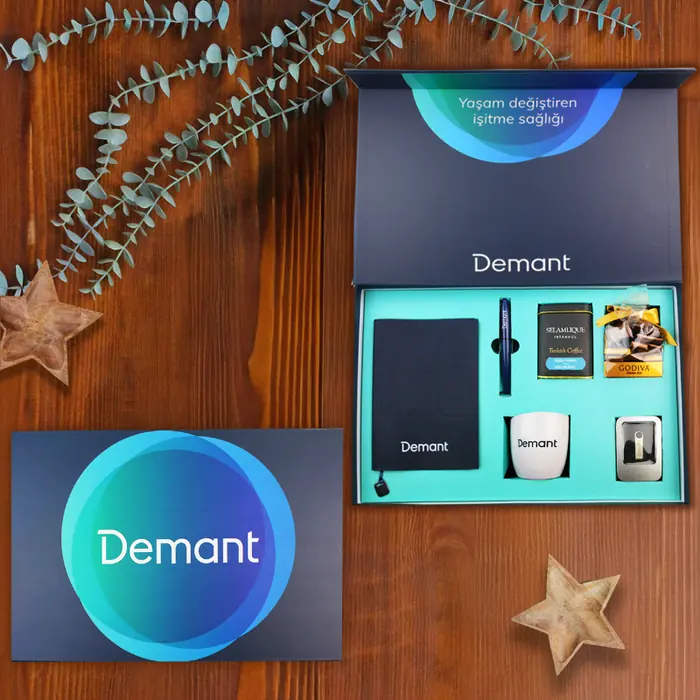 Demant İşitme Cihazları — 45x20x10 cm İç seperatör Mıknatıslı Mukavva Kutu, Logo Baskılı Lacivert Defter, Logo…