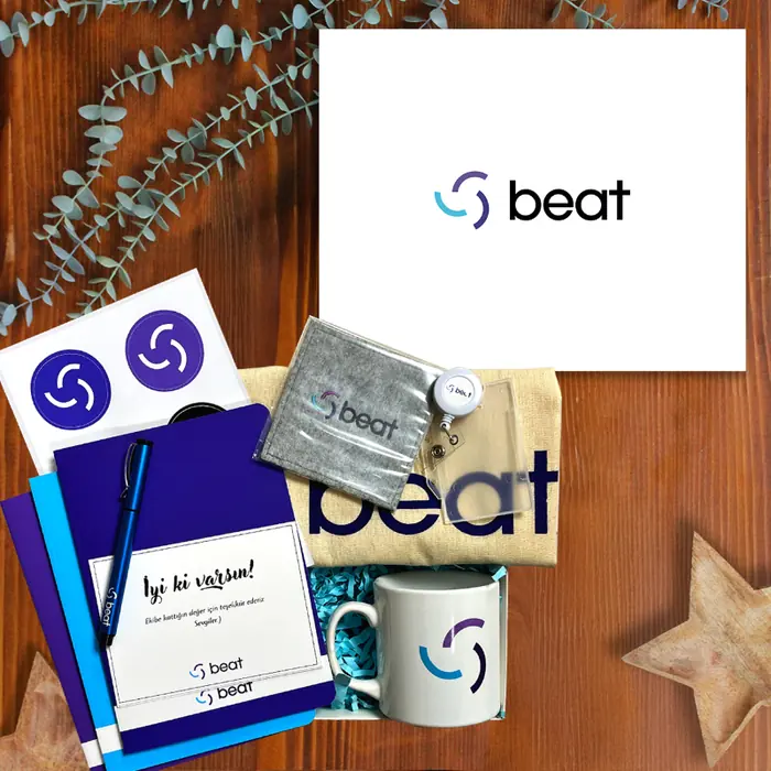 Beat Yazılım — 30x24x10 cm American Bristol Kutu & Kutu İçi Zigzag Kağıt, Logo Baskılı Defter 3 Adet…