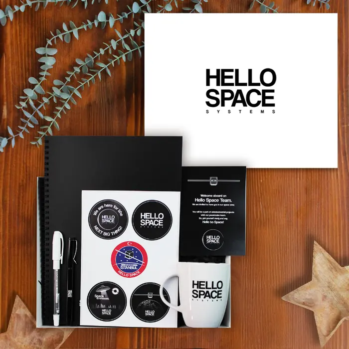 Hello Space — 30x24x10 cm American Bristol Kutu & Kutu İçi Zigzag Kağıt, Spiralli Siyah Kapaklı Not…