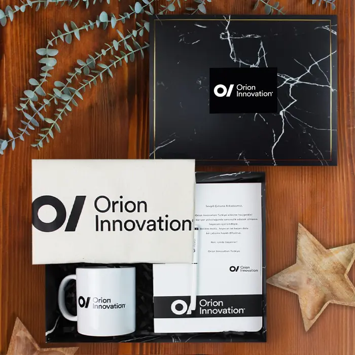 Orion — 30x24x10 cm Mermer Yaldızlı Kutu Üstü Sticker & Kutu İçi Siyah Zigzag Kağıt, Logo Baskılı…