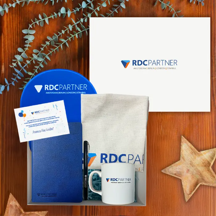 RDC Partner — 30x24x10 cm Amerikan Bristol Kutu & Kutu İçi Zigzag Kağıt, Logo Baskılı Ham Bez Çanta…