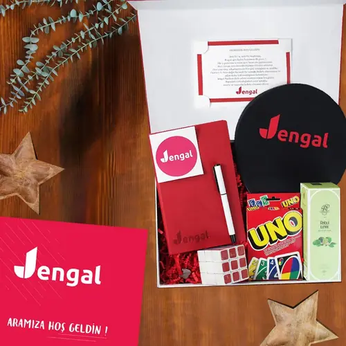 Jengal Hoş Geldin Kutusu — Rubik küpü ve Uno ile masaya biraz nefes katan karşılama.