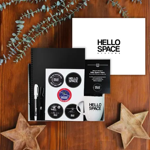Hello Space Hoş Geldin Kutusu — Siyah iç sayfalı defter ve neon kalemle tasarım odaklı ekipler için.