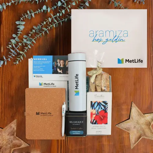 MetLife Hoş Geldin Kutusu — Kraft dokulu defter ve Selamlıq Türk kahvesiyle sıcak bir sunum.