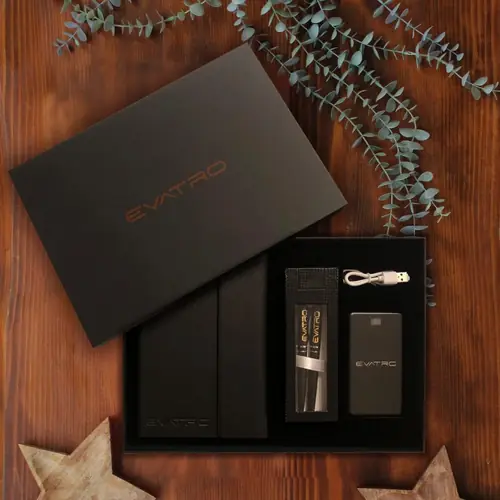Evatro Hoş Geldin Kutusu — Separatörlü kutuda powerbank, defter ve kalem; sade ama işlevsel.